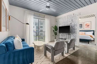 Image de Lodgeur | Stylish 2br w/ pool views | Midtown