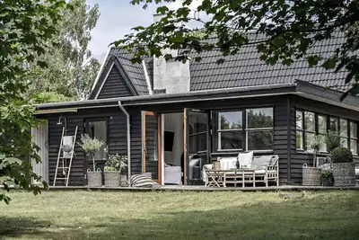 Image de Large cozy holiday home with private beach access