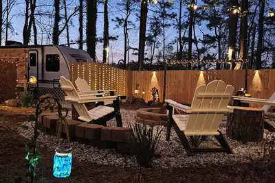 Image de Moonlight Haven-Tinytown Village Atl / Cozy Glamper-fire pit, hammock and games