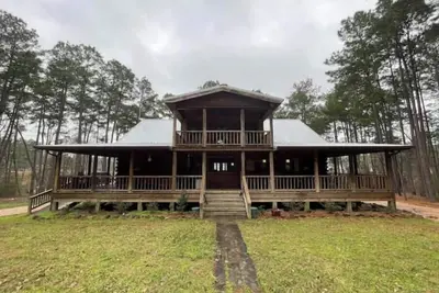 Image de Waterfront Log Home on Beautiful Lake Sam Rayburn
