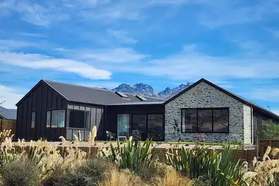 Image de Newly built, mountain view and 5 minute drive to Remarkables ski field
