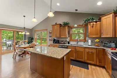 Image de One Level Retreat 10 min to Mayo: Power recliner, Jacuzzi tub, Deck w Grill