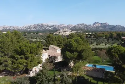 Image de Mas de charme avec grande piscine et vue magnifique sur les Alpilles