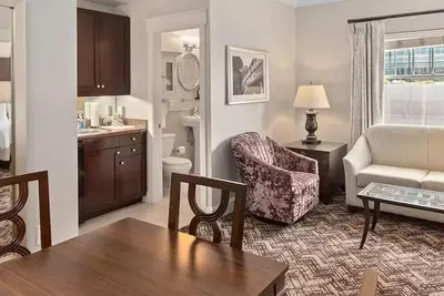 Image de Downtown 1 Br Hotel W/ Kitchen in the Heart of Downtown.