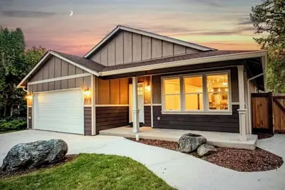 Image de 2 Homes Available! Newer 3 bedroom & 2 bath Rambler & Tiny Home in backyard