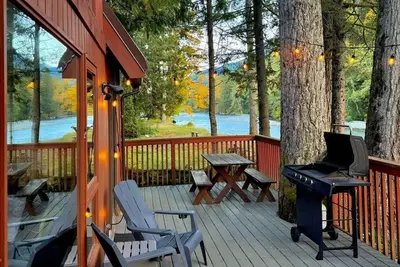 Image de Riverfront Cabin, Covered Hot Tub, King Beds, Dual Shower, Pets - Fox Haven