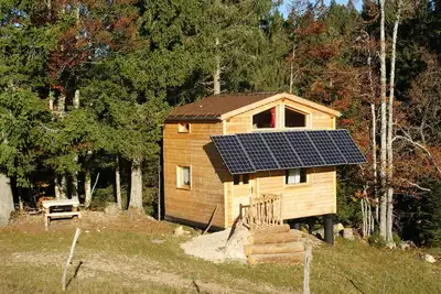 Image de Cabane autonome sur pilotis, 4 pers. , dans la végétation, haut Jura, 1250m d'alt.