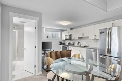 Image de Comfortable 2-Bedroom, 2-Bath Bsmt Suite with En-Suite - Windermere Edmonton