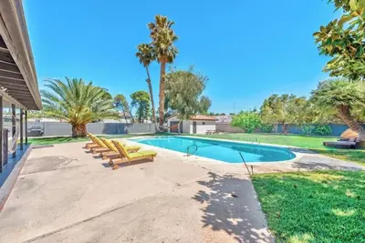 Image de Central 5-bedroom 3-bathroom 2-maters Big Pool & Huge Yard! !