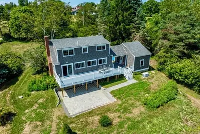 Image de Enjoy coffee & sunrise on the fabulous waterfront porch at a Harpswell retreat!