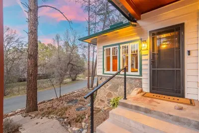 Image de Pines near Courthouse / 3 King Bedrooms / fully fenced yard