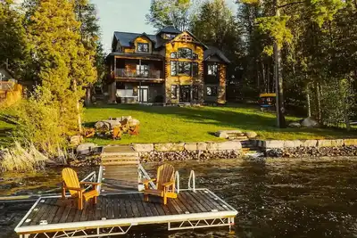 Image de Award-Winning Luxury Waterfront Log Home Retreat!