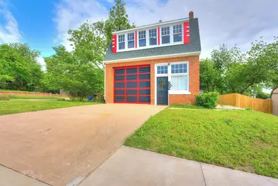 Image de Historic Guthrie Firehouse - Sleeps 6 - Completely updated - Very Special