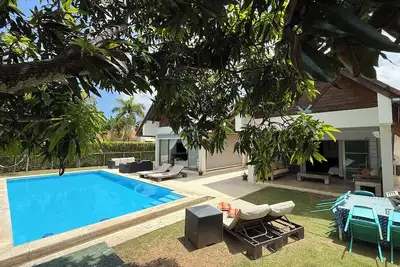 Image de Spacious and bright centrally located villa perfect for groups or families.