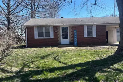 Image de Entire House. Charming 2-bedroom house in Bethalto. Hardwood floors, large yard