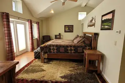 Image de 4-bedroom cabin on the river in brilliant Meeteetse, Wyoming.
