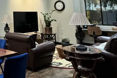 Image de Charming 1-bedroom Qt Cottage with Ac, WiFi near 1 mile P83, Arrowhead Mall