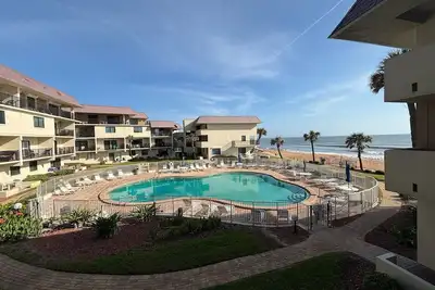 Image de New Rental! Beautiful Beachfront Condo on Ormond Beach w Pool! Sit Back & Relax!