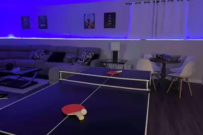 Image de Spacious 5 Bedroom Modern Home with Private Pool & Game Room, 10 Mins to Newport