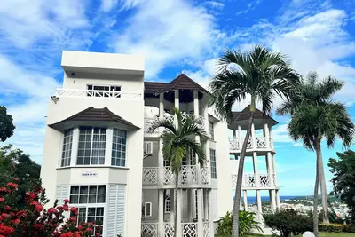 Image de 3 Bedrooms - 3 Bathrooms  Ocean View Penthouse