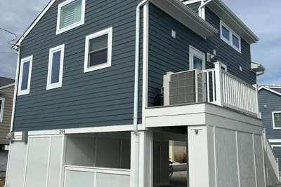 Image de Charming home with water view 2-bedroom & loft and underneath entertaining area.