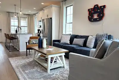 Image de Charming & Spacious Townhome on North College Street in Auburn