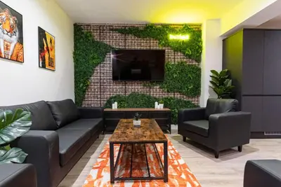 Image de Blackthorn Six Synth | Spacious 6 Bedroom Home