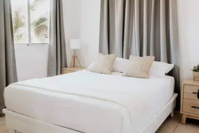 Image de 2bd condo near shops/clubs/beaches, with outdoor bathtube