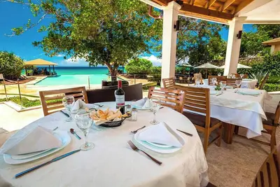 Image de Guest-friendly beachfront resort with gym and sports courts