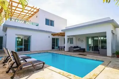 Image de Sandy beach, restaurant, tennis, basket, gym-what else do you need?