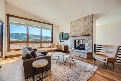 Image de 621 Singletree Rd, West Experience elevated living in this beautifully designed duplex