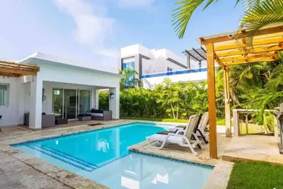 Image de Sandy beach, restaurant, tennis, basket, gym-what else do you need?