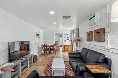 Image de New Listing: Boho Bungalow, Center City Base