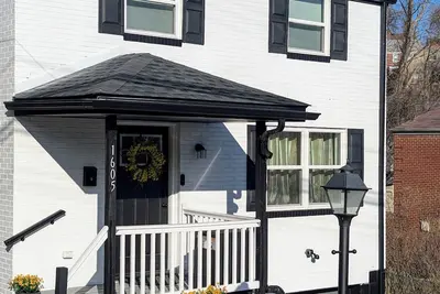 Image de Pittsburgh #GoadLife - Local Art - Family/Dog/Business Friendly - Patio Bbq