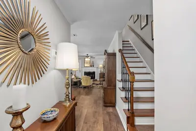 Image de 2 bedroom home with 2 bathrooms and fully fenced backyard. The sleeping arrangements are 1 king and 1 queen and a futon located in the living room.