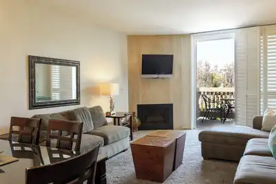 Image de West-Facing roof top private balcony with spectacular ocean views.