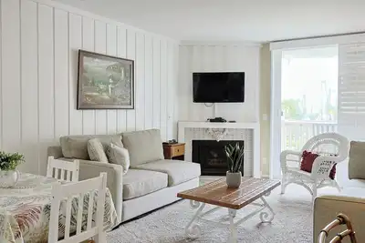 Image de West-Facing ocean views and picturesque sunsets from a private balcony.