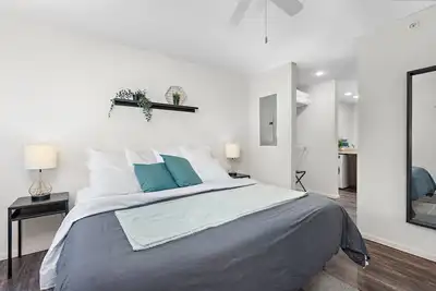 Image de Light Room-Sleek stylish space w/ private workspace WiFi Parking easy access