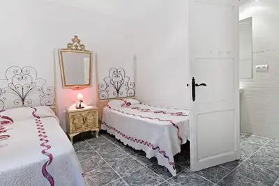 Image de (Peral) villa for 4 near beach with garage