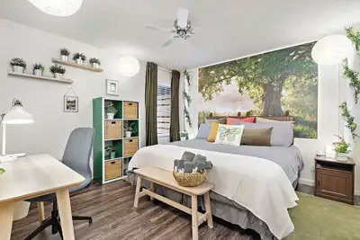 Image de Life is Suite King Bed Fast WiFi Free Parking Spot Dedicated Work table & chair