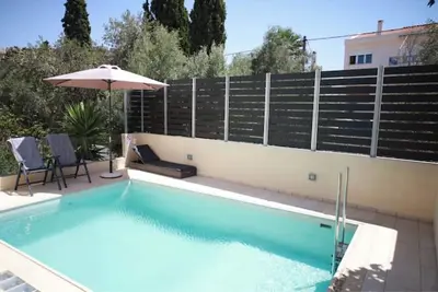 Image de Luxury villa with pool on the Athens Riviera