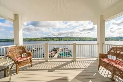 Image de Lakefront Penthouse Apartment