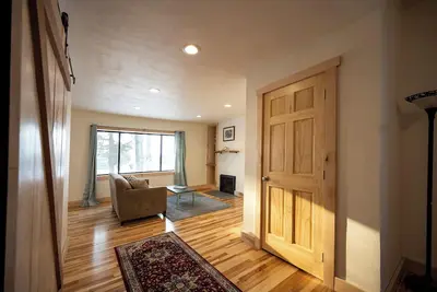 Image de Historic Hawkes Apartment--downtown washburn, close to beaches, restaurants, etc