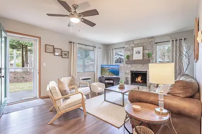 Image de 4 Beds! Walk to Xmas Festivities, Wine Tasting, Coaster, Ground Floor Condo