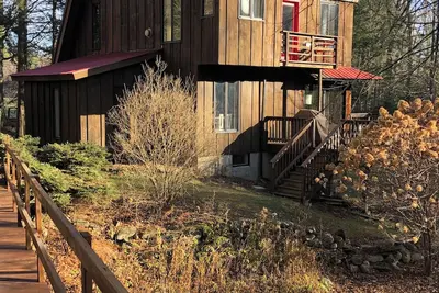 Image de Pinecone Pond, nestled in Southern Vermont with its own pond and babbling brook