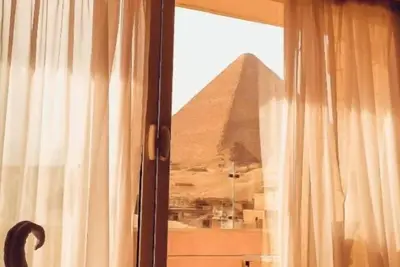 Image de Family Room Balcony Pyramids And sphinx View