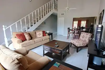 Image de Cozy 1-bedroom condo in charming Coral Beach with WiFi, Ac, 5 min walk to beach,
