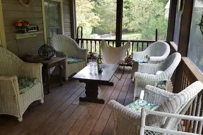 Image de Relax and unwind - 4 bedrooms, 2 full baths, screened in porch & yard for kids.