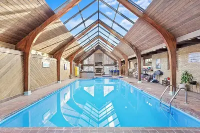 Image de Indoor pool, Hot Tub, Sauna, Sleeps 12, 4B4Ba, Walk to Downtown Ottawa & River
