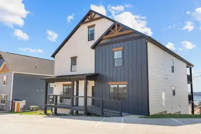 Image de Location! Stunning 7b/8b, Sleeps 30! By Sdc w/Lake view, hot tub, &theater!